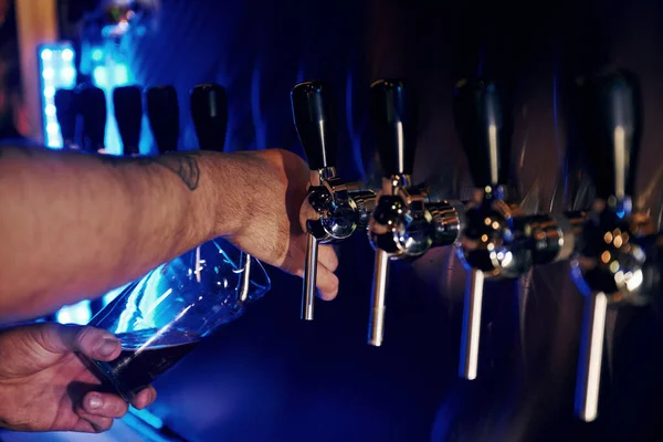 Man Pour Alcohol Glass Close View Beer Taps Pub Artifical — Φωτογραφία Αρχείου