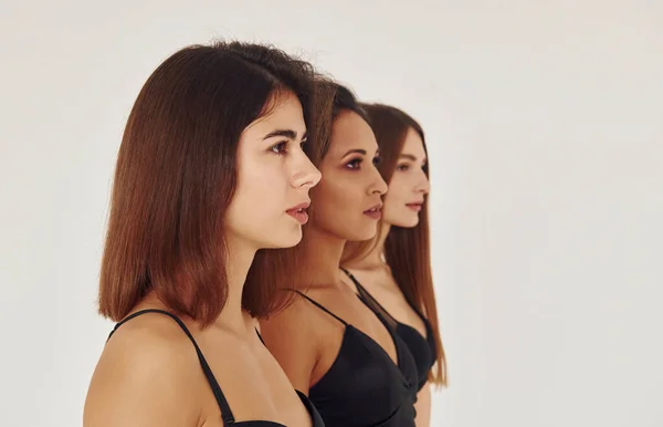 Seitenansicht Drei Junge Frauen Dessous Zusammen Drinnen Weißer Hintergrund — Stockfoto