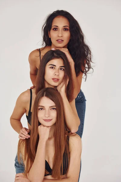 Τρεις Νεαρές Γυναίκες Εσώρουχα Μαζί Μέσα Λευκό Φόντο — Φωτογραφία Αρχείου