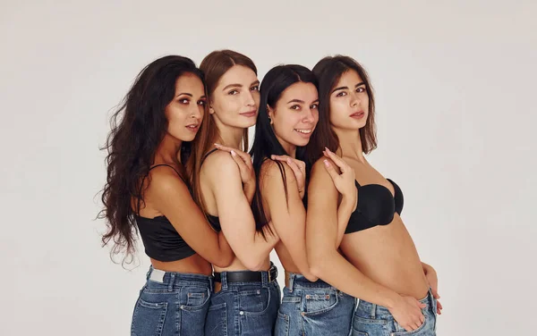 Appuyer Les Uns Sur Les Autres Quatre Jeunes Femmes Lingerie — Photo