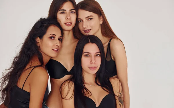 Luta Mot Varandra Fyra Unga Kvinnor Underkläder Tillsammans Inomhus Vit — Stockfoto