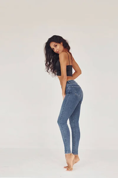 Cabello Rizado Mujer Joven Jeans Sujetador Interior Fondo Blanco — Foto de Stock