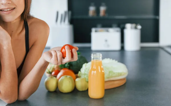 Parle Téléphone Jeune Femme Européenne Est Intérieur Cuisine Intérieur Avec — Photo