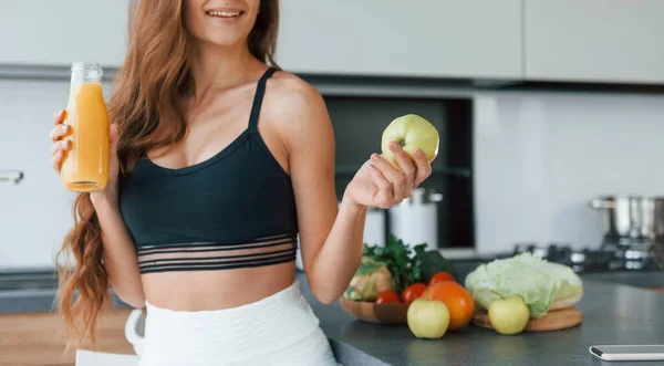 Holds Apple Hand Young European Woman Indoors Kitchen Indoors Healthy — Stockfoto