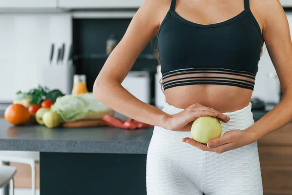 Holds Apple Belly Young European Woman Indoors Kitchen Indoors Healthy — Stockfoto