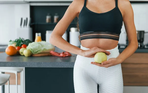 Holds Apple Hand Young European Woman Indoors Kitchen Indoors Healthy — Stockfoto