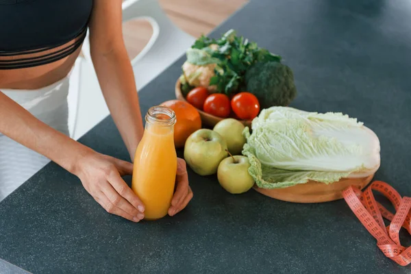 Con Zumo Naranja Fresco Joven Mujer Europea Está Interior Cocina — Foto de Stock