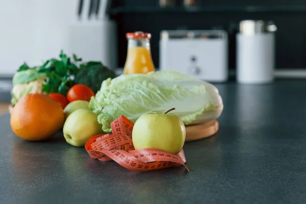 Close Uitzicht Vegetarische Maaltijd Die Tafel Keuken Meetlint Appels Sinaasappel — Stockfoto