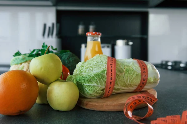 Close Uitzicht Vegetarische Maaltijd Die Tafel Keuken Meetlint Appels Sinaasappel — Stockfoto