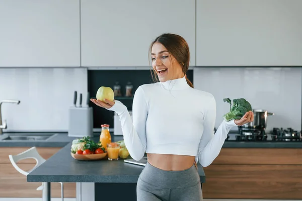 Posando Para Una Cámara Con Verduras Joven Mujer Europea Está — Foto de Stock