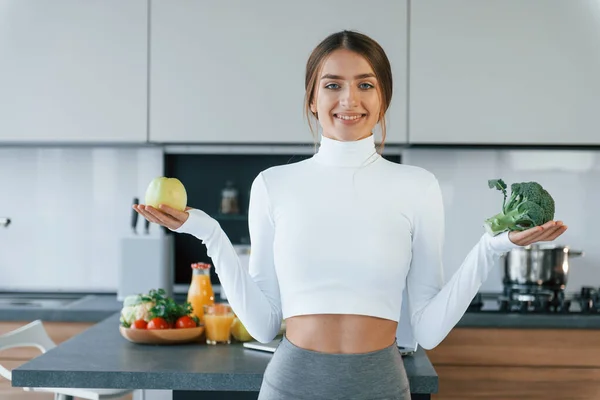 Posando Para Una Cámara Con Verduras Joven Mujer Europea Está — Foto de Stock