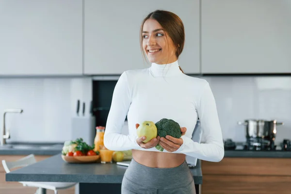 Poses Camera Vegetables Young European Woman Indoors Kitchen Indoors Healthy — 스톡 사진