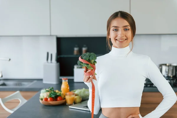 Poses Camera Vegetables Young European Woman Indoors Kitchen Indoors Healthy — 스톡 사진
