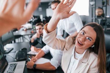 Çak bir beşlik. Borsacılardan oluşan bir ekip modern ofiste birçok ekran ekranı ile çalışır..