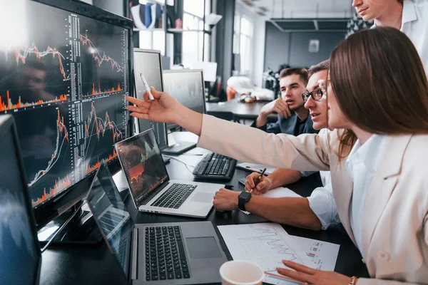 Informationen Analysieren Team Von Börsenmaklern Arbeitet Modernem Büro Mit Vielen — Stockfoto