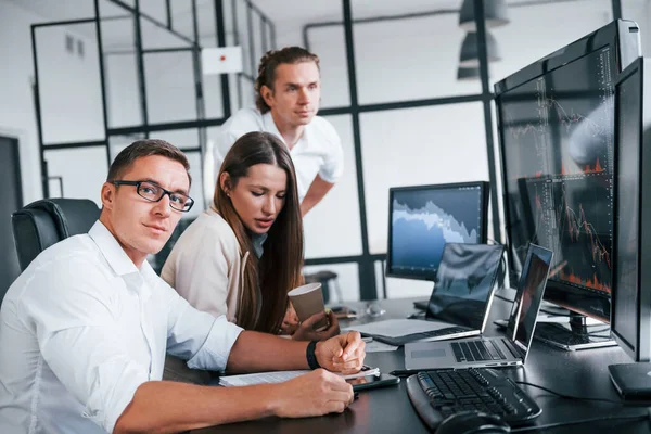 Analisi Delle Informazioni Team Agenti Borsa Lavora Ufficio Moderno Con — Foto Stock