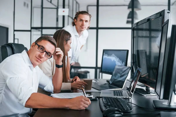 Laget Börsmäklare Arbetar Moderna Kontor Med Många Skärmar — Stockfoto