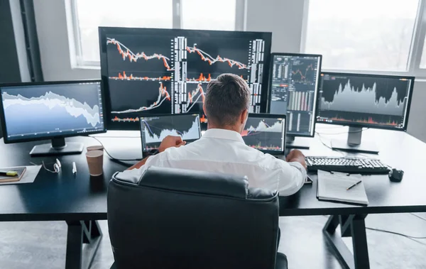 Vista Posteriore Del Giovane Broker Borsa Maschile Che Lavora All — Foto Stock