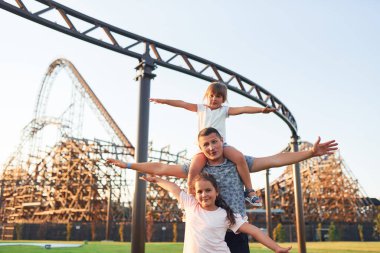 Baba, gündüz vakti kızlarıyla lunaparkta iyi eğlenceler..