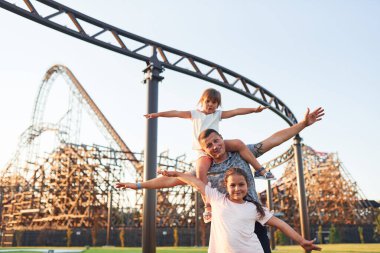 Baba, gündüz vakti kızlarıyla lunaparkta iyi eğlenceler..