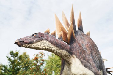 Gündüz vakti müze parkındaki dinozorların kaliteli kopyaları..