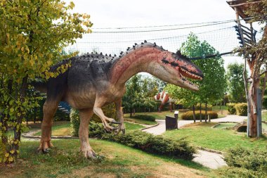 Gündüz vakti müze parkındaki dinozorların kaliteli kopyaları..