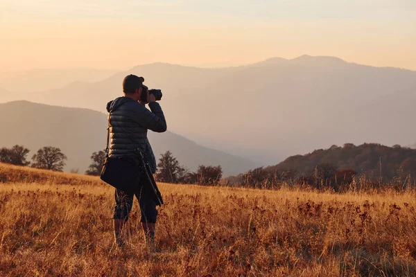 Photographe Homme Debout Travaillant Dans Paysage Majestueux Arbres Automne Montagnes — Photo