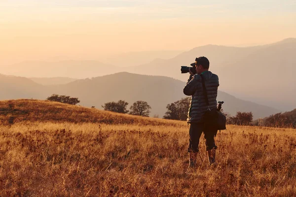 Hombre Fotógrafo Pie Trabajando Majestuoso Paisaje Árboles Otoño Montañas Por — Foto de Stock