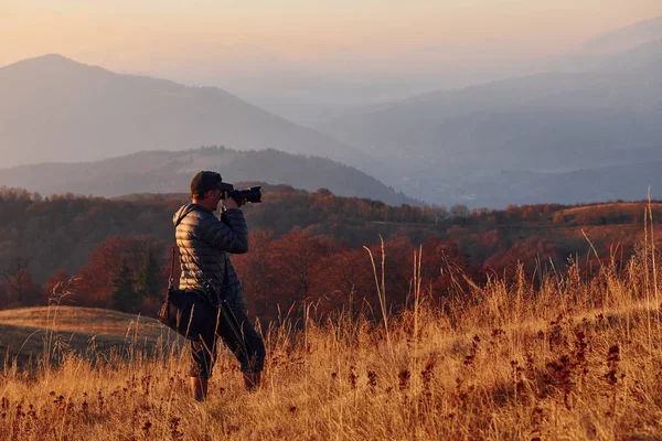 Photographe Homme Debout Travaillant Dans Paysage Majestueux Arbres Automne Montagnes — Photo