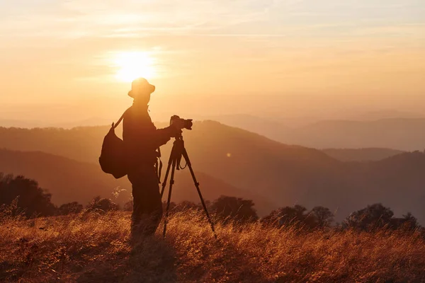 Hombre Fotógrafo Pie Trabajando Majestuoso Paisaje Árboles Otoño Montañas Por — Foto de Stock