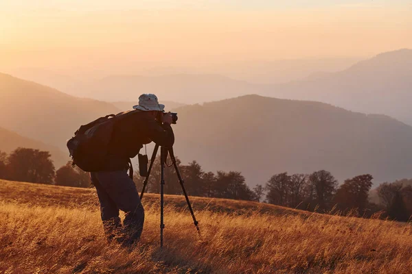 Photographe Homme Debout Travaillant Dans Paysage Majestueux Arbres Automne Montagnes — Photo