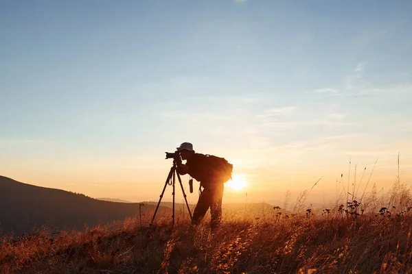 Hombre Fotógrafo Pie Trabajando Majestuoso Paisaje Árboles Otoño Montañas Por — Foto de Stock