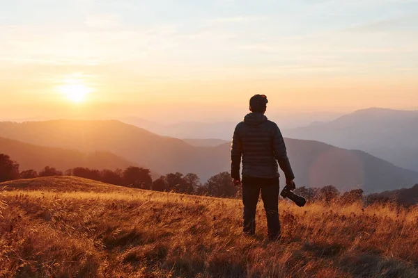 Fotografo Maschile Piedi Lavoro Maestoso Paesaggio Alberi Autunnali Montagne All — Foto Stock