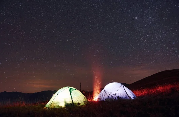 Two Iluminated Tents Campfire Stars Mountains Night — стоковое фото