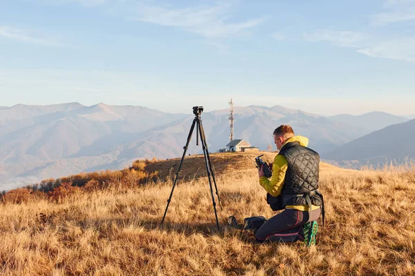 Photographes Masculins Debout Travaillant Dans Paysage Majestueux Arbres Automne Montagnes — Photo