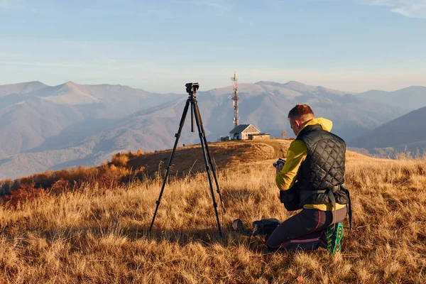 Photographes Masculins Debout Travaillant Dans Paysage Majestueux Arbres Automne Montagnes — Photo