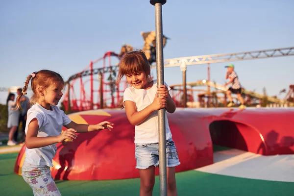 Las Niñas Divierten Parque Atracciones Para Niños Durante Día —  Fotos de Stock