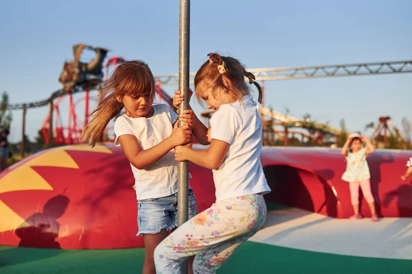 Kislányok Napközben Szórakoznak Vidámparkban — Stock Fotó