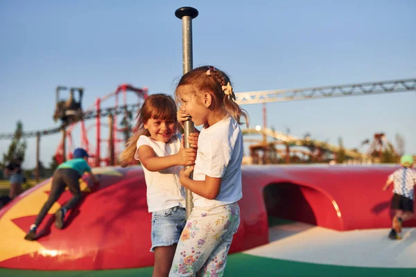 Las Niñas Divierten Parque Atracciones Para Niños Durante Día —  Fotos de Stock