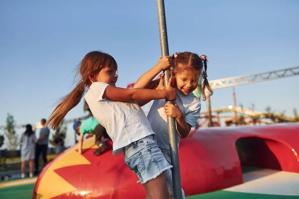 Kislányok Napközben Szórakoznak Vidámparkban — Stock Fotó