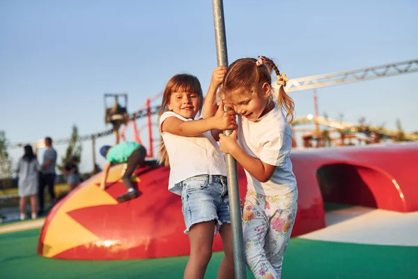 Las Niñas Divierten Parque Atracciones Para Niños Durante Día —  Fotos de Stock