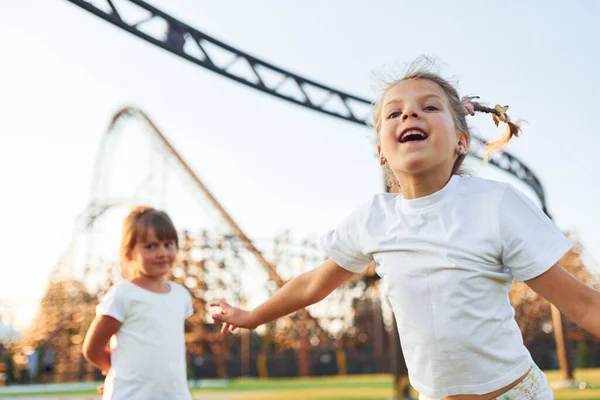 Las Niñas Divierten Parque Atracciones Para Niños Durante Día —  Fotos de Stock