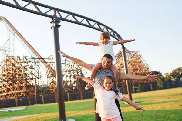 Padre Diviértete Con Sus Dauthers Parque Atracciones Para Niños Durante —  Fotos de Stock