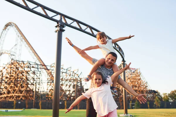 Pai Divertir Com Seus Filhos Parque Diversões Das Crianças Durante — Fotografia de Stock