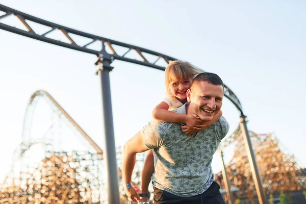 Padre Divertirse Con Dauther Parque Atracciones Los Niños Día —  Fotos de Stock