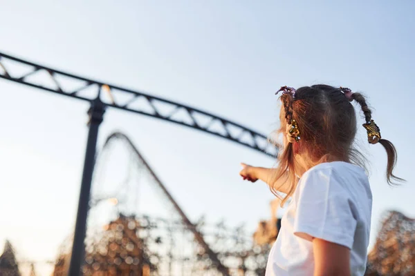 Niña Divertirse Parque Atracciones Para Niños Durante Día —  Fotos de Stock