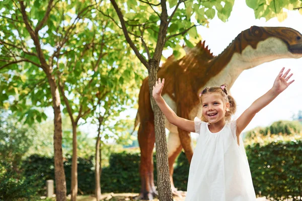 Vrolijk Klein Meisje Hebben Plezier Het Park Met Dinosaurus Replica — Stockfoto