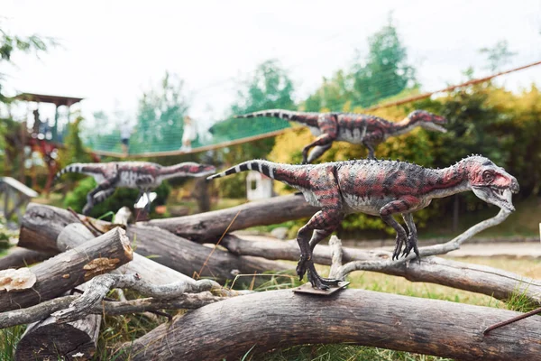 昼間の屋外博物館公園の恐竜の品質のレプリカ — ストック写真