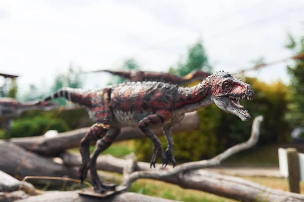 昼間の屋外博物館公園の恐竜の品質のレプリカ — ストック写真