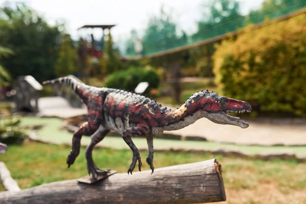 博物馆公园内白天户外恐龙的高质量复制品 — 图库照片